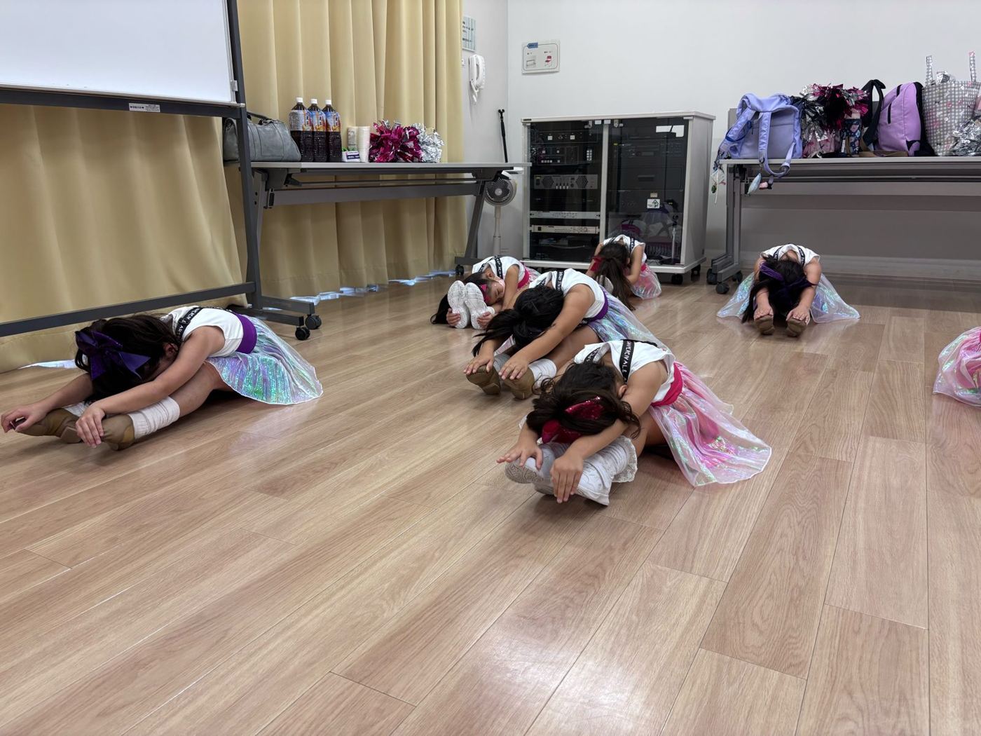 レッスンでストレッチをする子どもたち