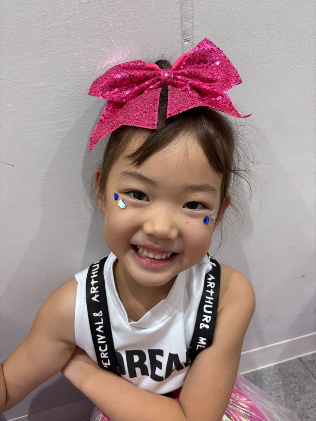 ピンクのリボンをつけた女の子の満面の笑顔