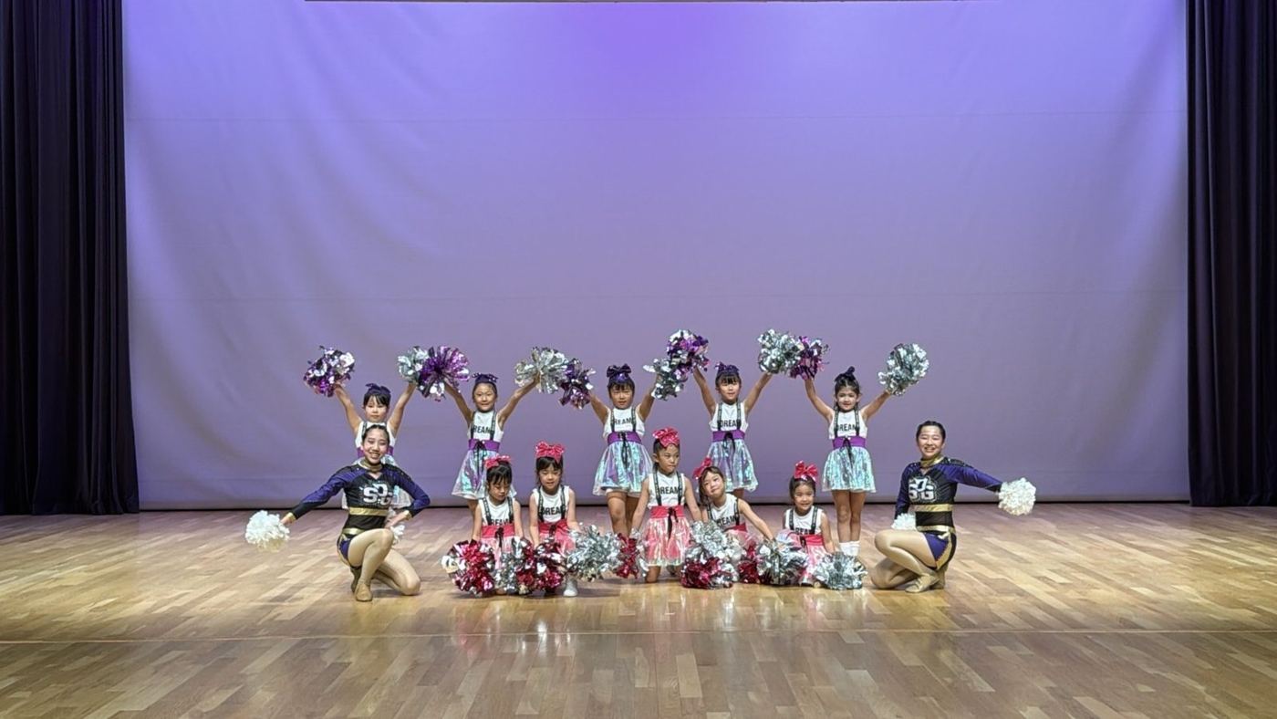 発表会のステージで全員がポーズ